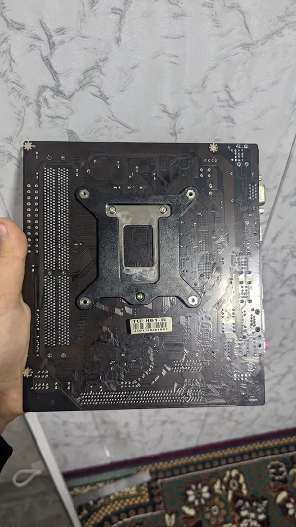 Комплект: материнская плата H61 + Intel Core i3-2100 + 4 ГБ ОЗУ blur bg
