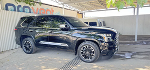 Toyota Sequoia image 2 blur bg