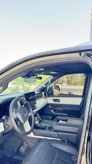 Toyota Sequoia image 4 blur bg