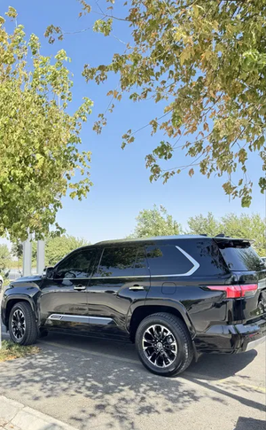 Toyota Sequoia image 7 blur bg