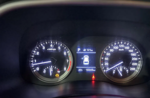 Hyundai Tucson image 5 blur bg