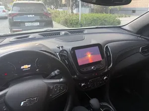 Chevrolet Equinox image 3 blur bg