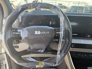 Kia Carnival image 7 blur bg