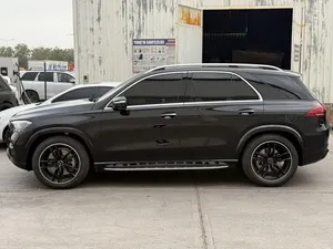 Mercedes-Benz GLE image 4 blur bg