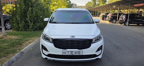 Kia Carnival blur bg