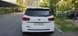 Kia Carnival image 1 blur bg