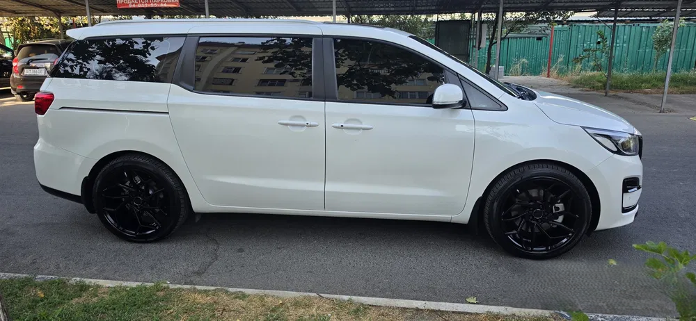 Kia Carnival image 2