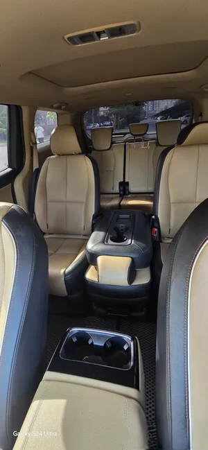 Kia Carnival image 5 blur bg