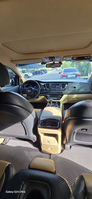 Kia Carnival image 7 blur bg
