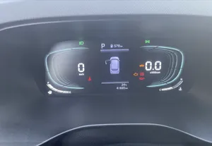 Kia Carens image 1 blur bg