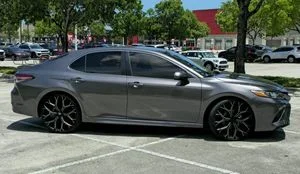 Toyota Camry image 2 blur bg