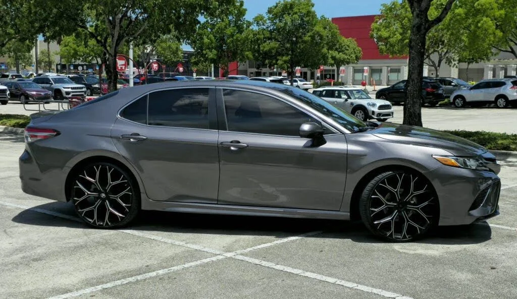 Toyota Camry image 2