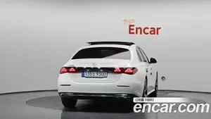 Mercedes-Benz E-Class image 2 blur bg