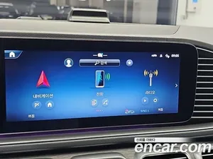 Mercedes-Benz GLS image 6 blur bg