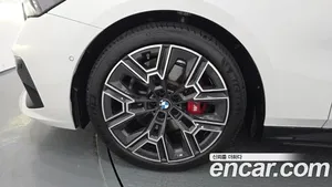 BMW 5 Series image 4 blur bg