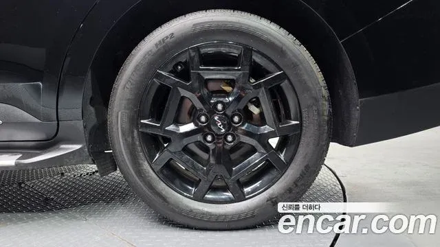 Kia Carnival image 1