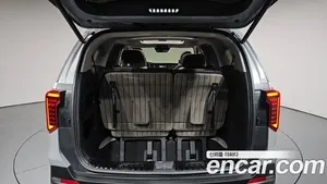 Kia Carnival image 7 blur bg