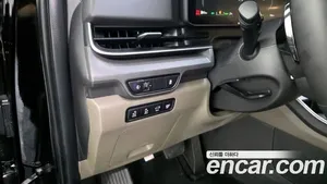 Kia Carnival image 10 blur bg