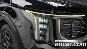 Kia Carnival image 3 blur bg
