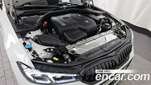 BMW 3 Series image 3 blur bg