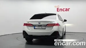 BMW 5 Series image 3 blur bg