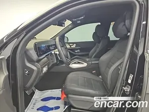 Mercedes-Benz GLS image 7 blur bg