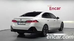BMW 5 Series image 2 blur bg