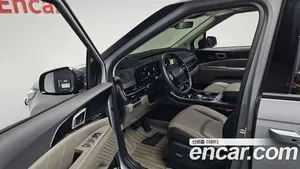 Kia Carnival image 3 blur bg