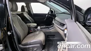 Kia Carnival image 9 blur bg