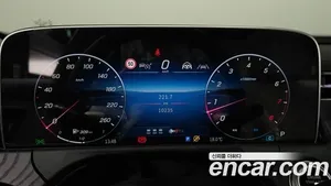 Mercedes-Benz E-Class image 7 blur bg