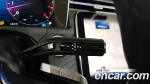 Mercedes-Benz E-Class image 9 blur bg