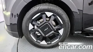 Kia Carnival image 3 blur bg