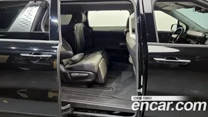 Kia Carnival image 6 blur bg