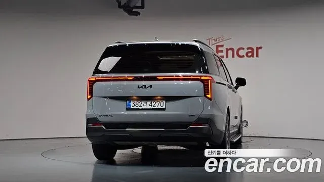 Kia Carnival image 1
