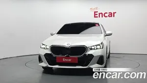 BMW 5 Series image 0 blur bg