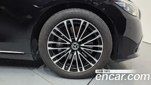 Mercedes-Benz S-Class image 4 blur bg