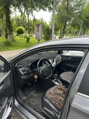 Hyundai Accent image 1 blur bg