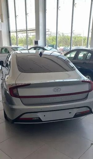 Hyundai Sonata image 1 blur bg